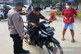 Polisi edukasi masyarakat dalam operasi yustisi COVID-19