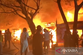 Empat mobil damkar Kota Kendari atasi kebakaran sejumlah kios BBM