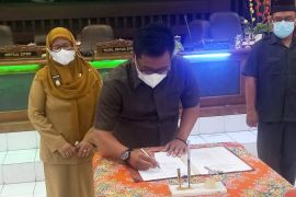 Pimpinan DPRD Situbondo sahkan perubahan awal RPJMD 2021--2026