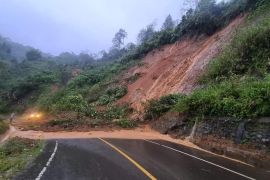 Hati-hati, Ruas jalan Takengon-Isaq tertimbun longsor