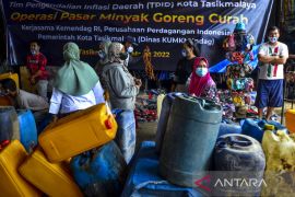 Operasi pasar minyak goreng bagi pedagang