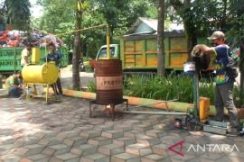 Pekerja TPA Pakusari mengolah oli bekas menjadi bahan bakar