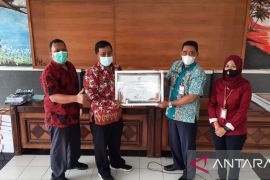 Pemkab Probolinggo beri penghargaan enam kecamatan lunas bayar PBB-P2