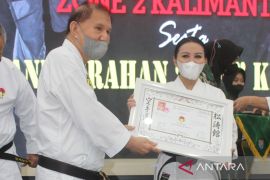 Karolin dapat penganugerahan sabuk "Dan 5" dari INKAI