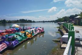 Perahu kayuh di Danau Sipin menunggu penyewa