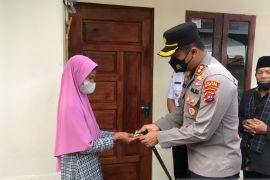Polres Solok Kota serahkan bantuan bedah rumah senilai Rp35 juta