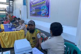 Polairud Polda Maluku gelar vaksinasi "booster" bagi masyarakat pesisir, perangi COVID -19