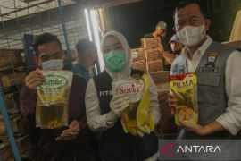 Palembang serahkan supermarket timbun minyak ke satgas pangan