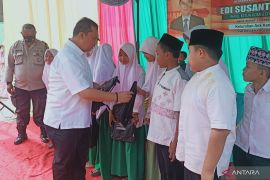 Kegembiraan anak-anak hiasi kegiatan Edi Susanto Ritonga di Aekkanopan