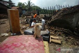 Banjir bandang terjang Brebes, lima rumah rata dengan tanah Page 2 Small