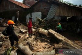 Banjir bandang terjang Brebes, lima rumah rata dengan tanah Page 3 Small