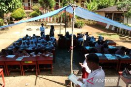 Siswa SD Di Pasaman Barat Belajar Di Bawah Tenda Darurat