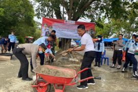 Sejumlah warga binaan Lapas Teluk Kuantan gotong royong