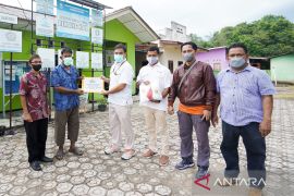 Tingkatkan hasil tangkapan nelayan, PT Timah Tbk serahkan jaring udang ke kelompok nelayan Batu Putih