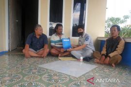Jasa Raharja Babel Serahkan Santunan MD Korban Kecelakaan Truk di Desa Pelangas
