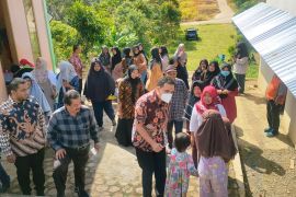 Anggota  DPR RI  Ade Rezki berikan bantuan kepada Kelompok Usaha Menjahit di Agam