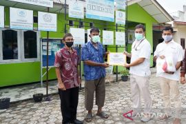 PT Timah serahkan jaring udang bantu nelayan Bangka Barat