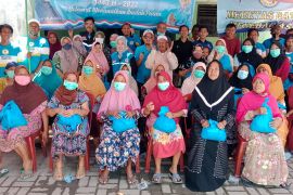 Komunitas Blue Helmet Tangray Bersama Sarah Azzahra Berikan Santunan Puluhan Janda Tua dan Kaum Dhuafa