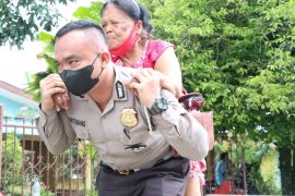 Kasat Lantas Polres Simalungun gendong lansia untuk vaksinasi