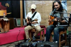 Musisi Ary Juliyant dan Suradipa ber"jamming" di Antara NTB