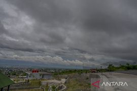 Waspada hujan dan petir guyur Pekanbaru saat malam