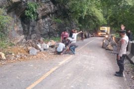 Polres imbau pengguna jalan waspadai kawasan longsor di Aceh Jaya