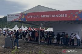 Pengunjung serbu stand merchandise  MotoGP Mandalika pada Race Day