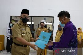 Bupati HSS serahkan SK dan tali asih  ASN purna tugas