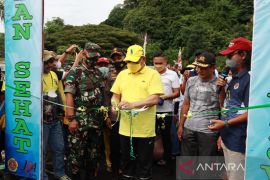 Bupati Kotabaru jalan santai di sekitar Gowa Lowo