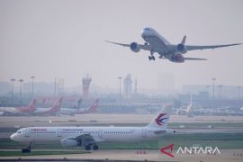 Pesawat China jatuh, hutan terbakar, 132 orang belum tau nasibnya