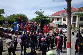 Ratusan massa Ormas Tamalaki demo PT.Vale di Kolaka