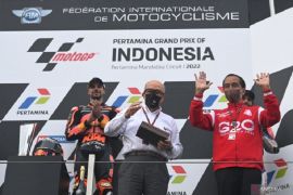 Presiden Jokowi menyerahkan trofi ke juara MotoGP Mandalika Miguel Oliveira Page 2 Small