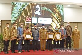 Governor encourages palm oil companies to gain ISPO