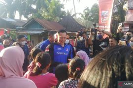 Berjalan kaki ratusan meter, AHY disambut antusiasme kaum ibu di Pasaman Barat