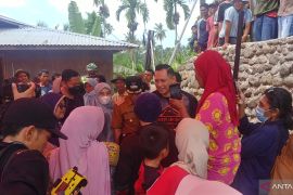 AHY kunjungi korban gempa Pasaman, serahkan bantuan huntara