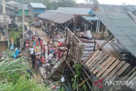 Akibat angin puting beliung, satu rumah di Kampar Kiri rusak berat