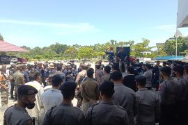 Koalisi Masyarakat Sipil demo di kantor bupati Mukomuko