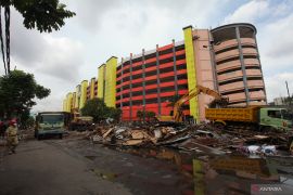 Pembongkaran Tempat Penampungan Sementara Pasar Turi