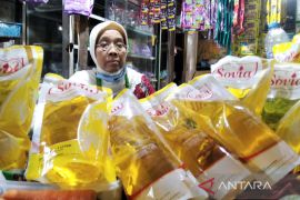 Kemarin, harga minyak mentah naik hingga minyak goreng untuk UMKM