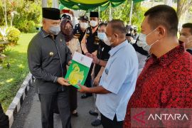 Launching E-SPPT Wali Kota Jambi serahkan SPPT PBB secara simbolis