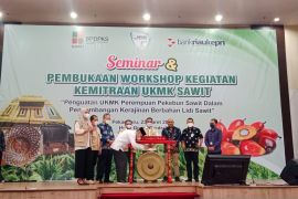 Samade Riau lirik petani perempuan olah limbah lidi sawit