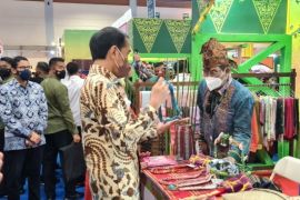 Kunjungi anjungan Pemkot Pematangsiantar, Presiden puji keindahan tenunan ulos