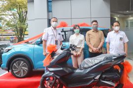 BNI Kanwil 11 Suluttenggomalut serahkan hadiah mobil-motor pemenang undian Rejeki BNI #GaPakeNanti