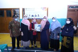 FFUP latih masyarakat pembuatan eco enzym menjadi hand sanitizer