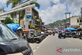 Trotoar jadi lahan parkir, Kasat Pol PP :  itu jelas salah