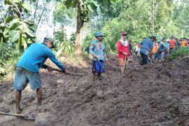 Warga Tulungagung gotong-royong singkirkan material longsor tutup jalan