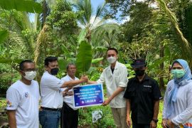 PT Jasa Raharja Cabang Banten dan Duta Jawara Untirta Berkolaborasi Menanam Pohon di Kampoeng 165