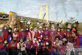 W20 delegation admires Bakut Island attraction