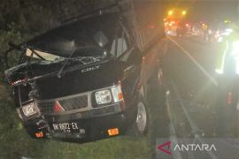 L300 tabrak 2 tiang listrik tumbang ke jalan, arus kendaraan macet panjang