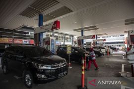 Pertamina jual BBM pertamax Rp12.500 per liter